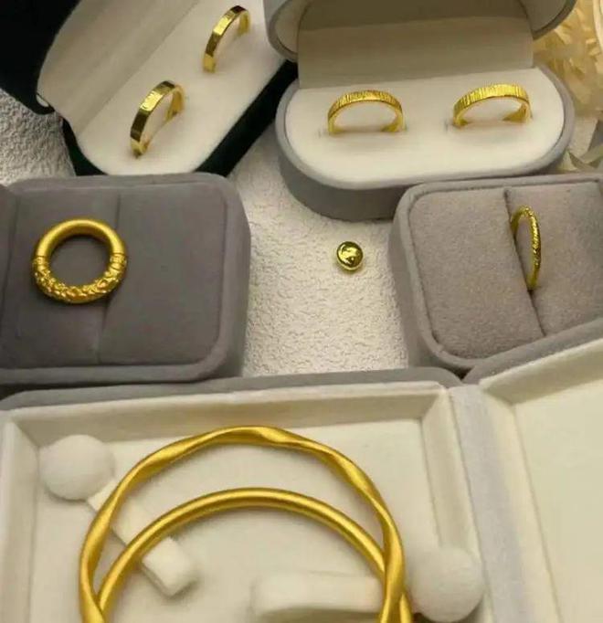 ！顾客惊呼：“不会1克要上1000元吧？”开元棋牌app春节后热度不减依旧大排长龙(图2)