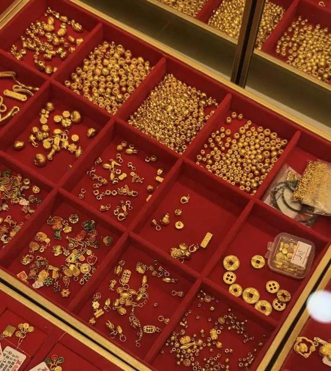 ！顾客惊呼：“不会1克要上1000元吧？”开元棋牌app春节后热度不减依旧大排长龙(图5)