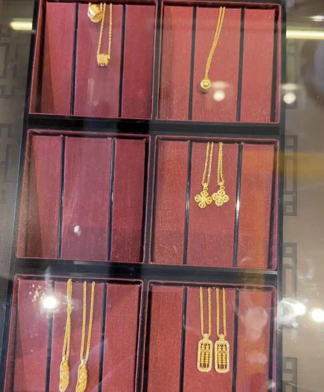 ！顾客惊呼：“不会1克要上1000元吧？”开元棋牌app春节后热度不减依旧大排长龙(图6)
