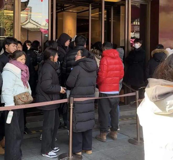 ！顾客惊呼：“不会1克要上1000元吧？”开元棋牌app春节后热度不减依旧大排长龙(图7)