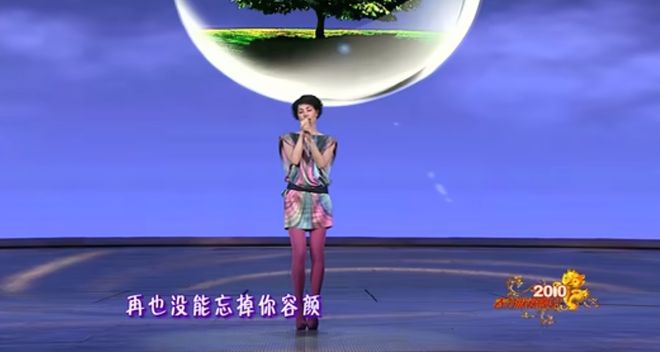 件爆款再次走红！带货能力一流春晚这些同款被搜上热门开元棋牌王菲“虾片耳环”预售已排到3月！42年前这(图2)