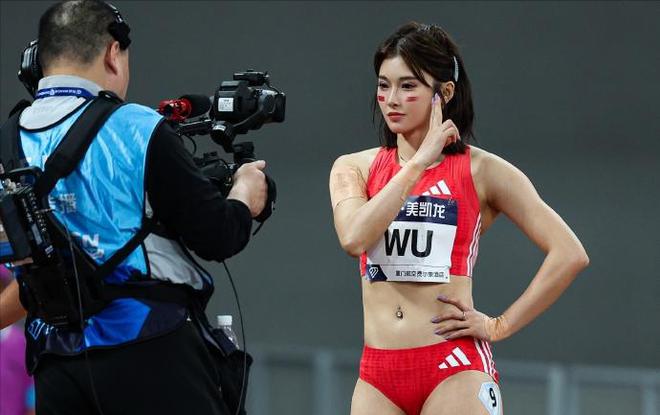 红色运动衣秀流畅肌肉线条确实很有料开元棋牌吴艳妮这身材谁顶得住！穿(图4)