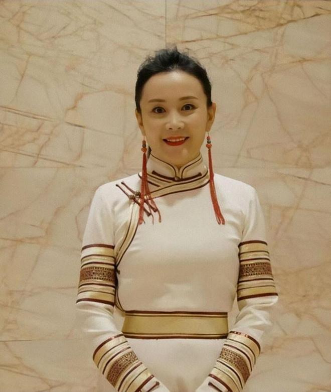 发现岁月从不败美人60岁反而更美开元棋牌看了娜仁花的老年打扮才(图5)