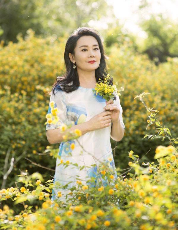 发现岁月从不败美人60岁反而更美开元棋牌看了娜仁花的老年打扮才(图13)