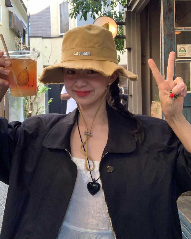 韩国时尚达人的3套穿搭松弛又高级！开元棋牌春天戴珍珠耳环好浪漫！学(图4)