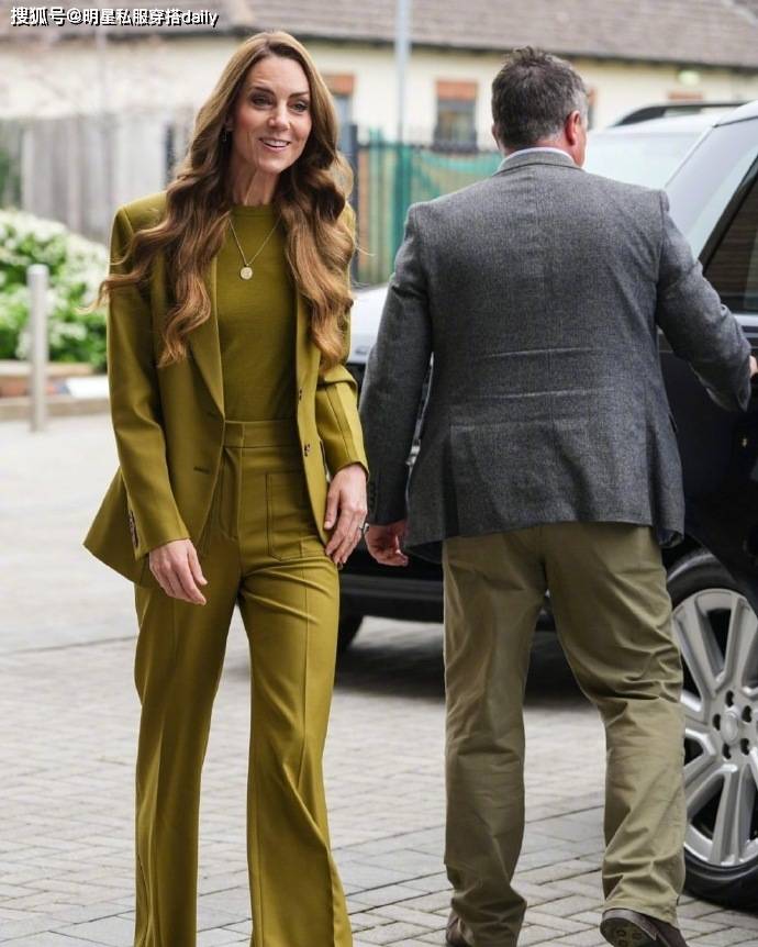 色”西装穿橄榄绿西装戴绿紫水晶耳环贵气高级开元棋牌凯特王妃恢复健康后越来越越爱“