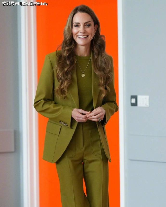 色”西装穿橄榄绿西装戴绿紫水晶耳环贵气高级开元棋牌凯特王妃恢复健康后越来越越爱“彩(图3)
