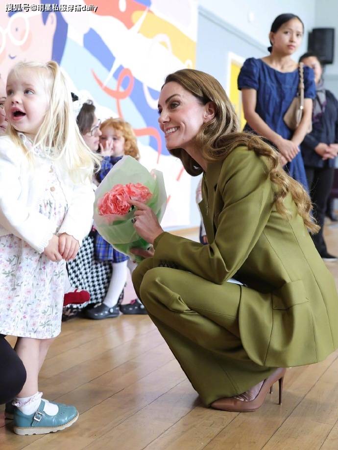 色”西装穿橄榄绿西装戴绿紫水晶耳环贵气高级开元棋牌凯特王妃恢复健康后越来越越爱“彩(图4)