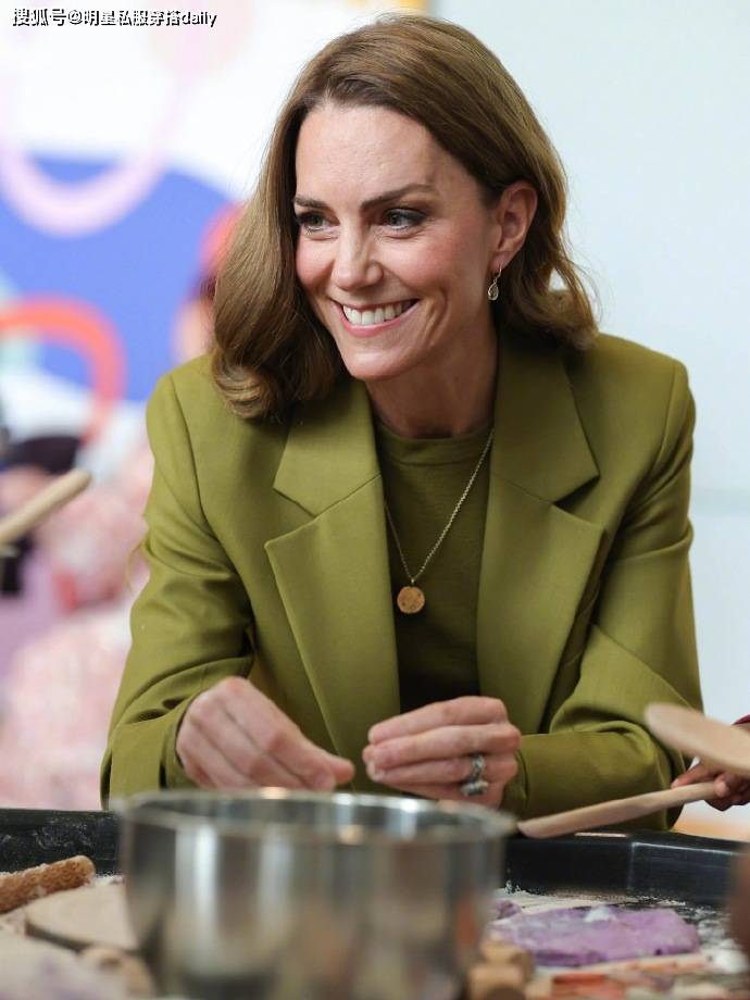 色”西装穿橄榄绿西装戴绿紫水晶耳环贵气高级开元棋牌凯特王妃恢复健康后越来越越爱“彩(图6)