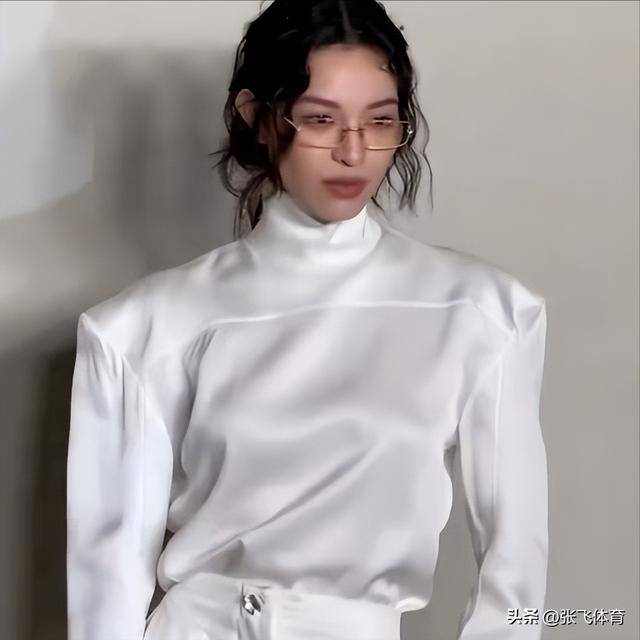 蓬裙的巩俐让所有人见识了她的江湖地位开元棋牌app这一夜全程冷脸、穿蓬(图3)