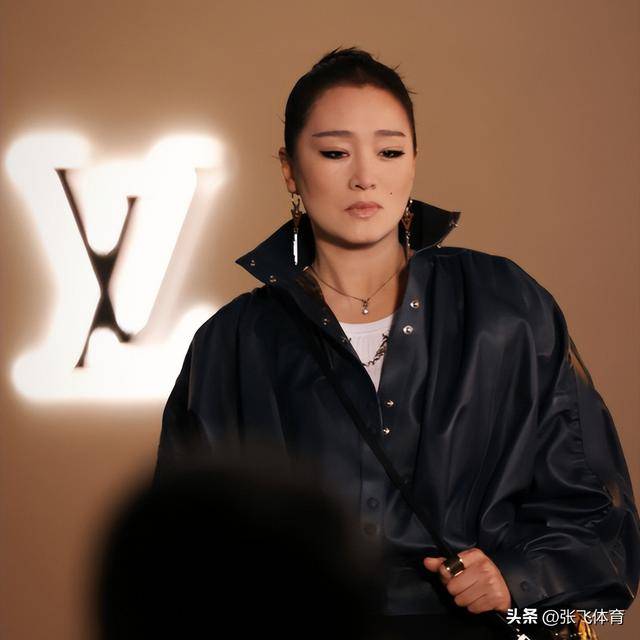 蓬裙的巩俐让所有人见识了她的江湖地位开元棋牌app这一夜全程冷脸、穿蓬(图2)